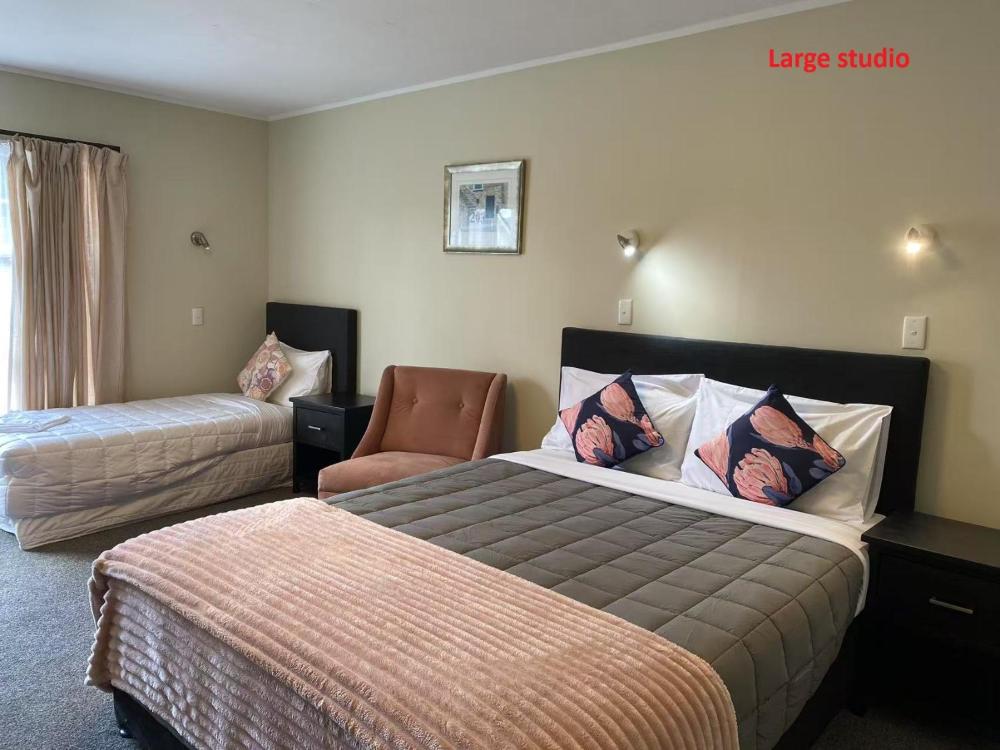Large Studio with Hot Tub at Malones Spa Motel, photo 4