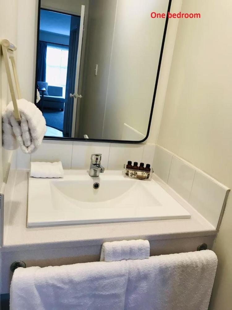 One-Bedroom Apartment with Hot Tub at Malones Spa Motel, photo 5