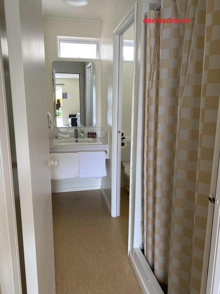 One-Bedroom Apartment with Hot Tub 2 at Malones Spa Motel, photo 5