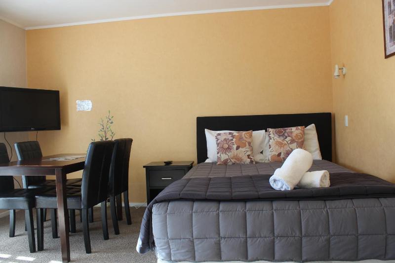 One-Bedroom Apartment with Hot Tub 2